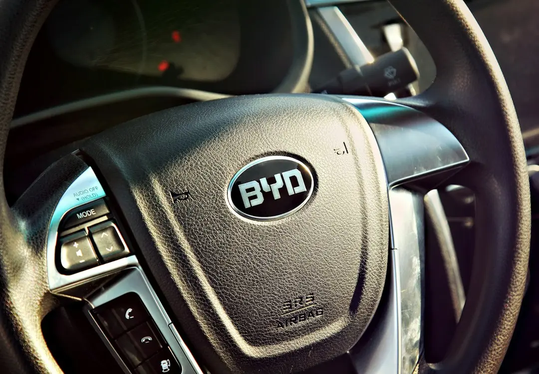 BYD lansează sedanul electric de lux cu uși tip coach și baterii solid-state