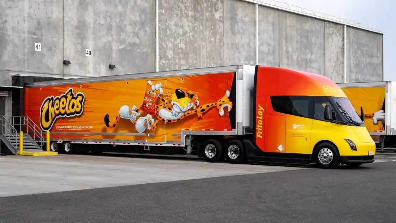 Un camion Tesla a ars atât de fierbinte încât a blocat o autostradă timp de 10 ore
