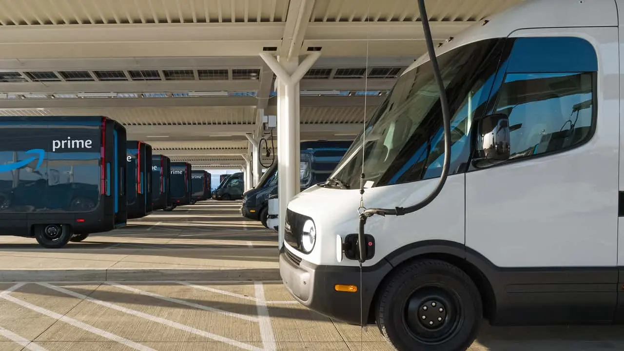 Vanurile electrice Rivian pentru Amazon primesc baterii mai mari