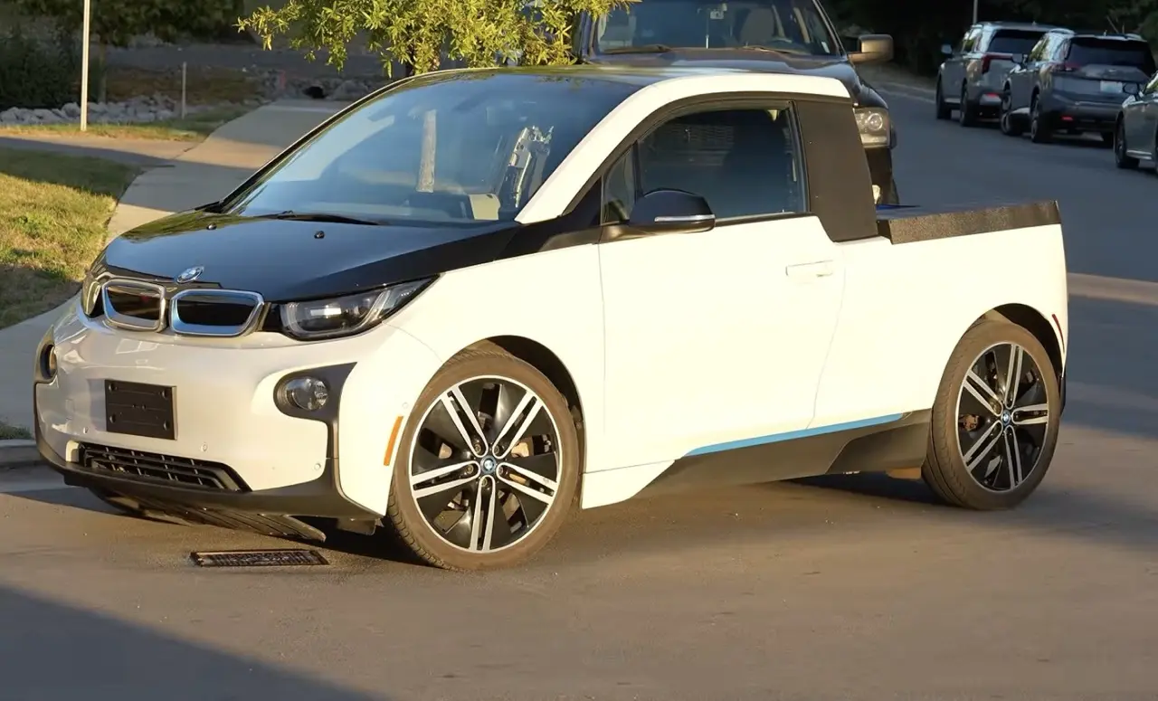 Un YouTuber a transformat un BMW i3 într-un camion micuț și a stârnit valuri pe rețelele sociale
